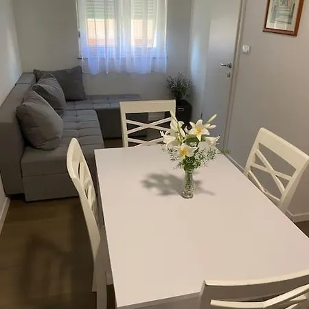 Apartman Inge -sinj Apartamento
